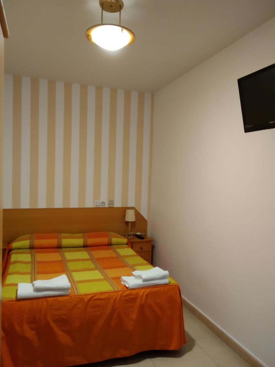 Pension Dominguez Madrid Exterior foto